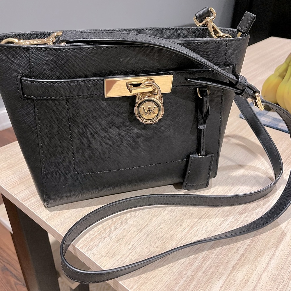 Michael Kors | Black bag | leather | adjustable strap | medium size